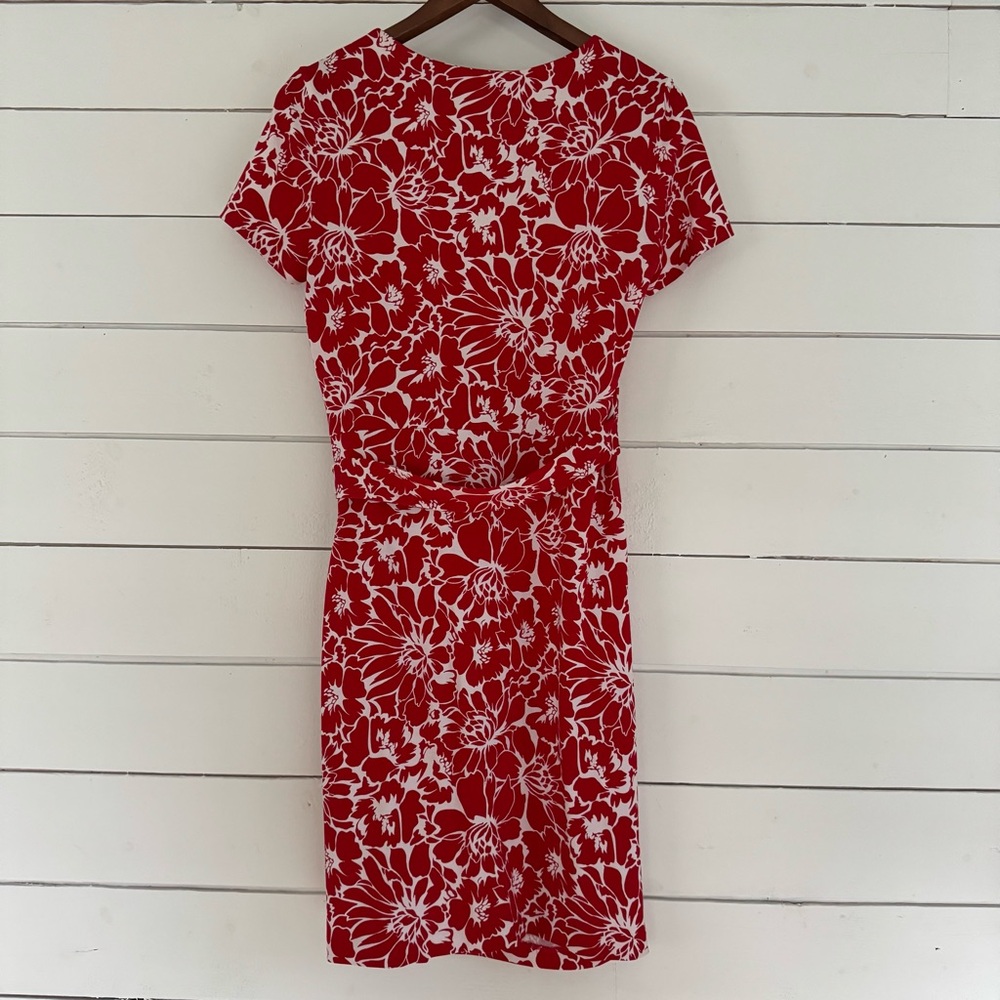 Diane Von Furstenberg Faux Wrap Zoe Dress in Red & White Floral Print. Size: 4 - Picture 6 of 9